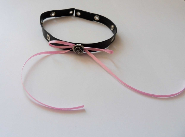 Dawanda DIY schwarzes Kunstlederhalsband mit rosa Satinschleife Rosenbrosche Nieten