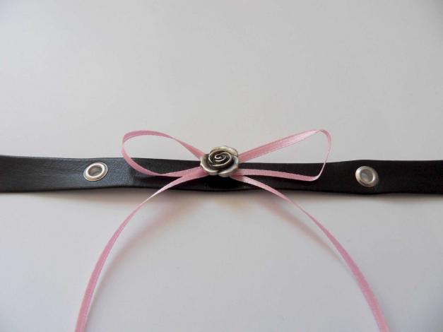 Dawanda DIY schwarzes Kunstlederhalsband mit rosa Satinschleife Rosenbrosche Nieten