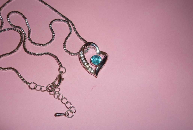 Herz Kette mit Glitzersteinen.