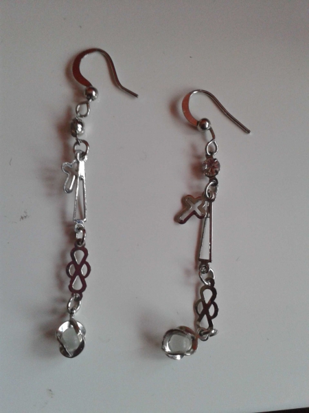 Silberfarbene Ohrringe mit Perle und Kreuzen