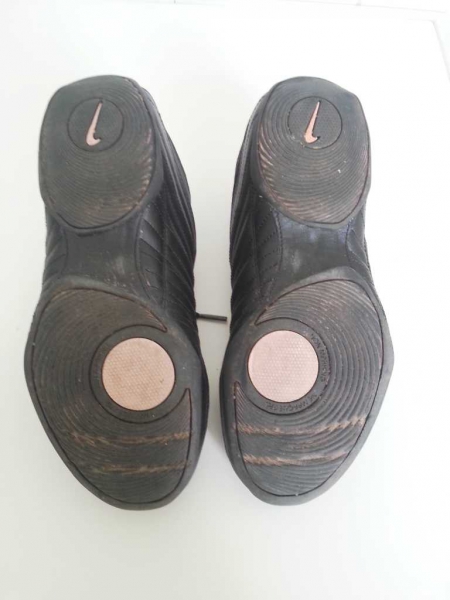 Nike schwarze Sport-/ Trainings- und Tennisschuhe mit rosafarbenem Nike-Abzeichen Gr. 37,5