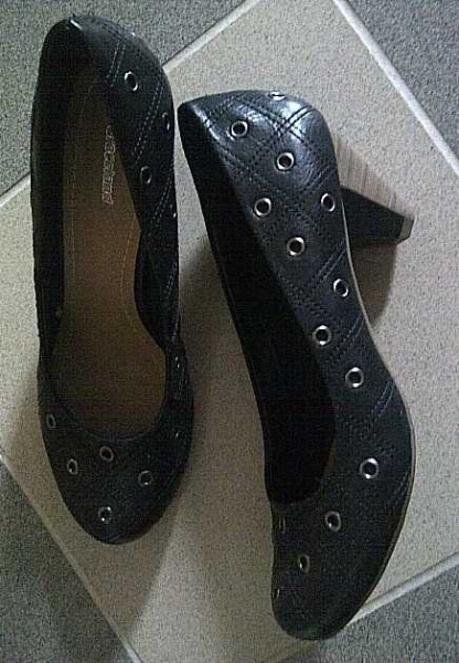 Pumps mit Lochnieten