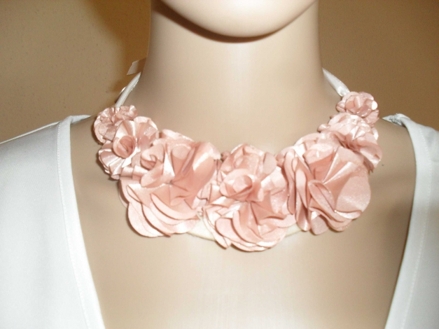 süsses Collier aus Seidenblüten