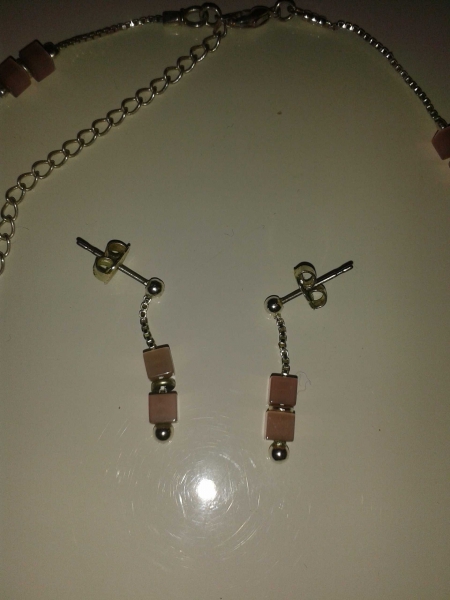 Silberfarbene Ohrringe + Kette