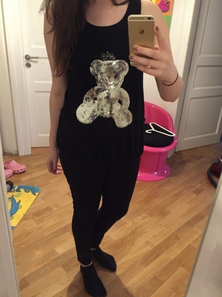 schwarzes Top mit Teddyaufdruck