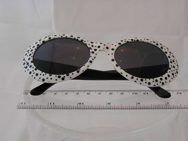 Stylische schwarz-weiße True Vintage Sonnenbrille