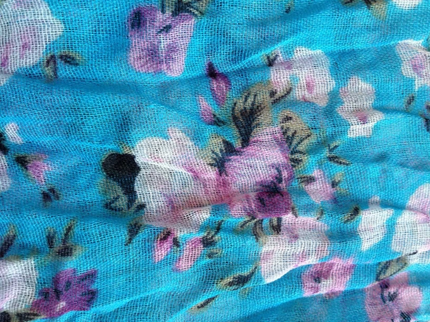 Schal mit zarten Blumen