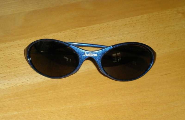 Kindersonnenbrille / Sportbrille von Julbo mit dunklen Gläsern