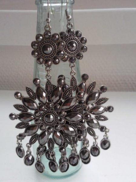 Lange schwarze Ohrringe