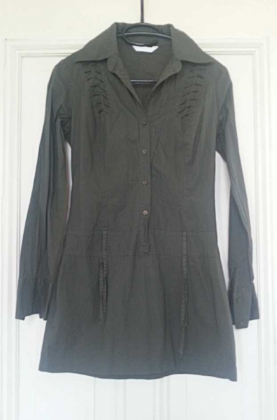 Promod khakifarbene/dunkelgrüne Tunika/Hemdkleid mit langen Ärmeln und Zierraffung an Schultern Gr. 34/XS