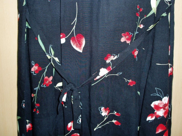 Schönes Sommerkleid schwarz rote Blumen 40 Kleid Gr.20