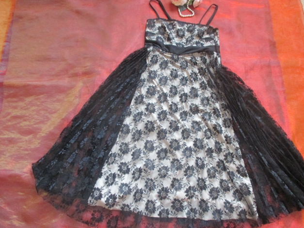 NEU Designer Lace Spitzen Empire Pliseè- Falten Cocktail Abi Ball Abend Spaghetti - Träger Kleid Gr. 34- 36/ XS- S schwarz nude