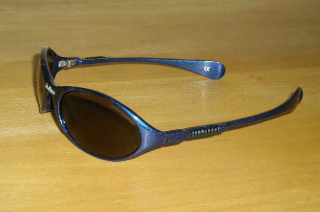Kindersonnenbrille / Sportbrille von Julbo mit dunklen Gläsern