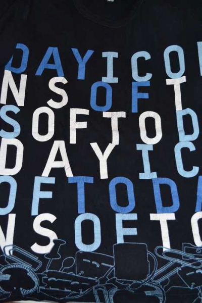 Schwarzes T-shirt mit stylischem Aufdruck