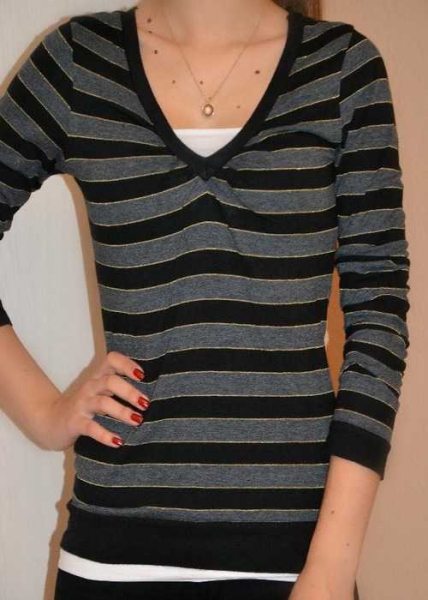 Schwarz grau gestreifter Pullover mit goldenen Streifen und V-Ausschnitt 34 XS