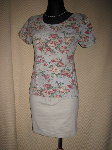 NEU * VINTAGE * Nostalgie * Rosen * Blumen * Blüten * Flower- Power * Bodycon * Carmen * T- SHIRT * Gr. 36- 38/ S * Pastell *