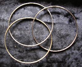 Elegante goldfarbene Armreifen