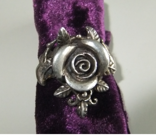 Eleganter Ring Gothic mit Rose 