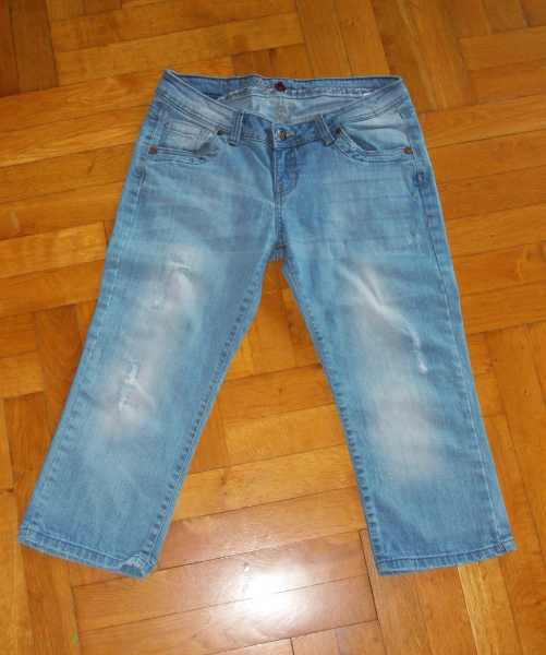 3/4 Jeans Caprijeans Gr. 30 (= 38/40 M), top Zustand blau hellblau used look Loch Löcher