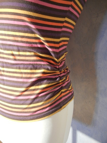 bunt gestreiftes T-Shirt mit Rückenausschnitt