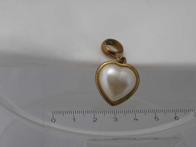 goldener Anhänger mit Herz-Perle