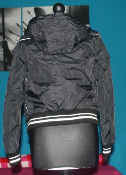 H&M schwarze Jacke, gepunktetes Innenfutter, Übergangsjacke, Punkte