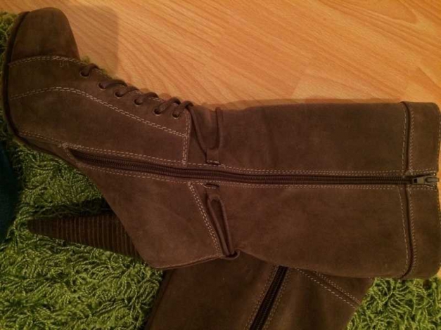 olivfarbene Stiefel