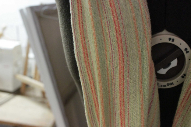  gelber Schal mit grünen,orangenen und pinken Streifen