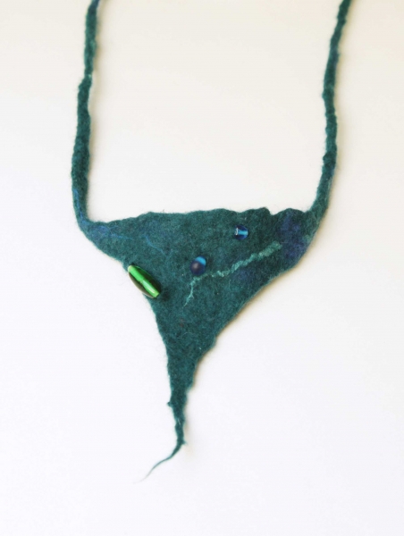 UNIKAT! Filzkette mit Perlen und Seide