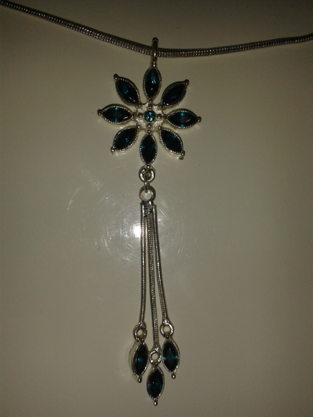 Schöne Kette mit Türkisen Steinen besetzt 