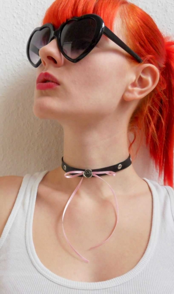 Dawanda DIY schwarzes Kunstlederhalsband mit rosa Satinschleife Rosenbrosche Nieten