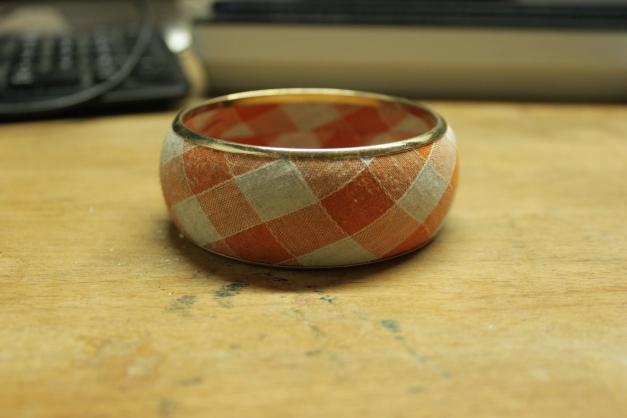 orange, weißer Stoffarmreif