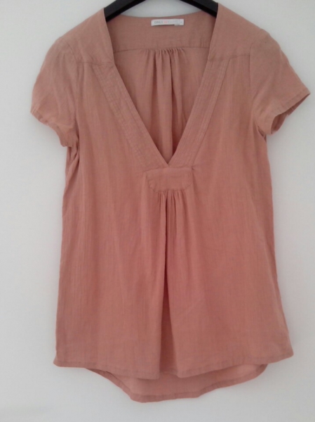 Apricotfarbenes Shirt mit weitem Ausschnitt