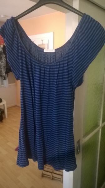 Blau gestreiftes längeres T-Shirt