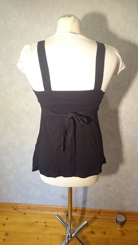 süßes schwarz-weißes Shirt zum Binden