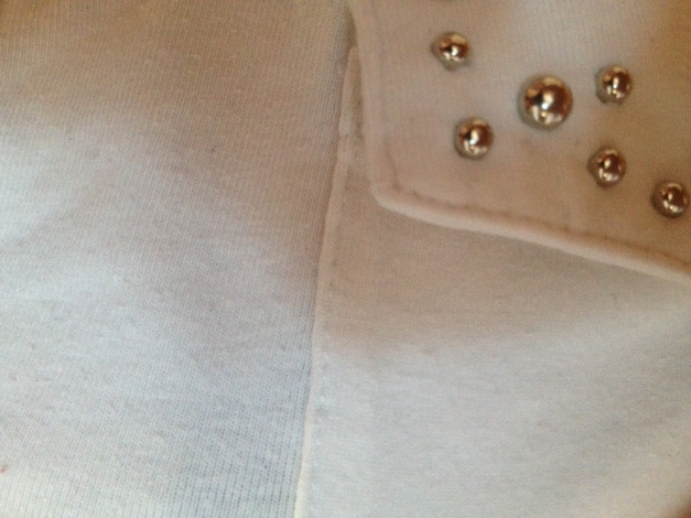 weißes Shirt mit Nieten