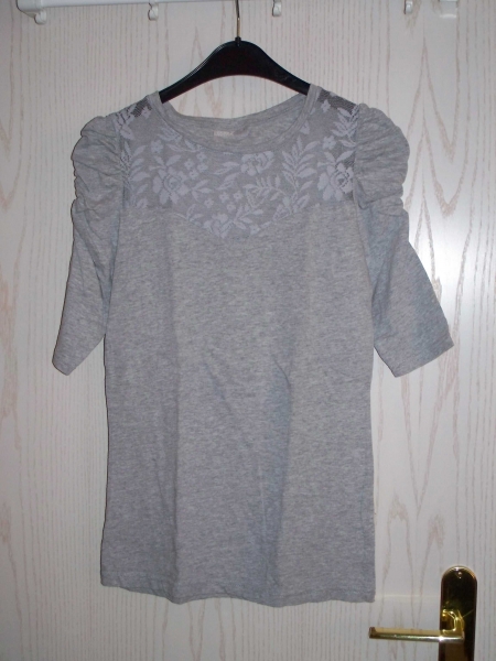 OKAY// Hellgraues Long-Shirt mit Spitze