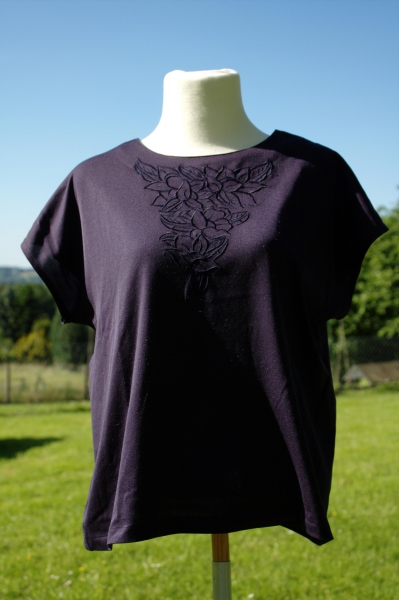 T-Shirt Lotos dunkelblau mit grossem aufgesticktem Blumenmotiv