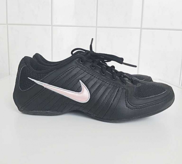 Nike schwarze Sport-/ Trainings- und Tennisschuhe mit rosafarbenem Nike-Abzeichen Gr. 37,5