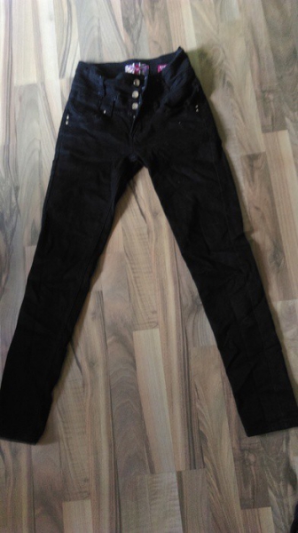 Schwarze Röhrenjeans hoch geschnitten