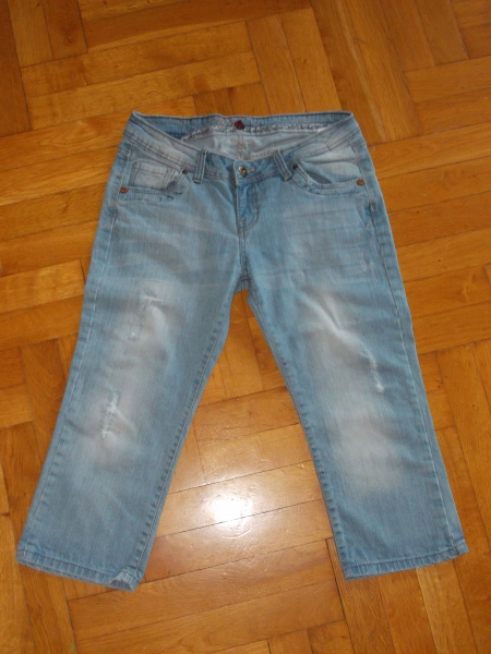 3/4 Jeans Caprijeans Gr. 30 (= 38/40 M), top Zustand blau hellblau used look Loch Löcher