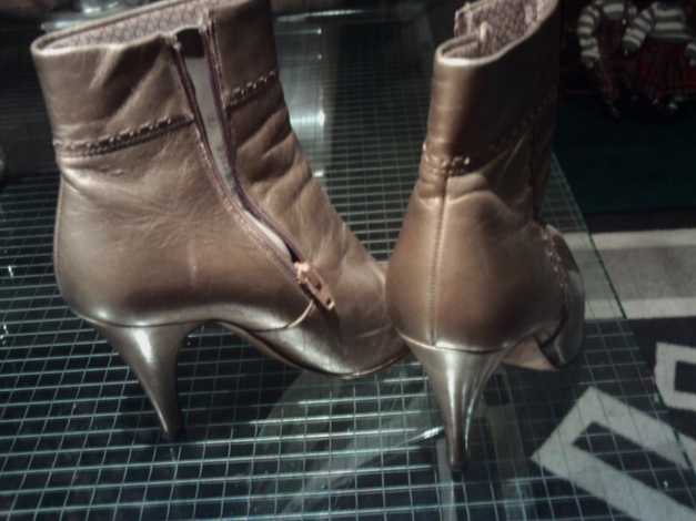 ausgefallene und seltene goldene Gabor-Stiefeletten