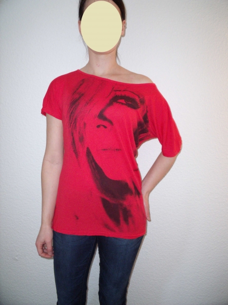 rotes Top, Shirt, weiter Ausschnitt