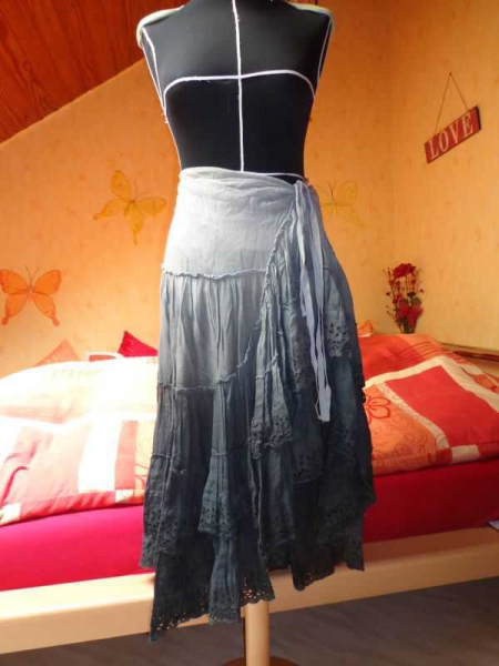 Asymmetrischer Stufenrock Batik und Lochstickerei Spitze