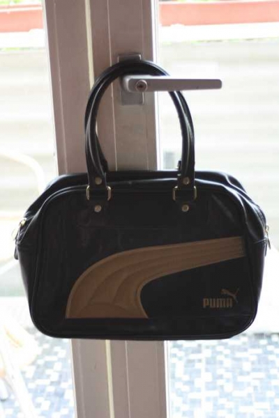 Tolle Puma Tasche schwarz, gold, ca. 20x30 cm