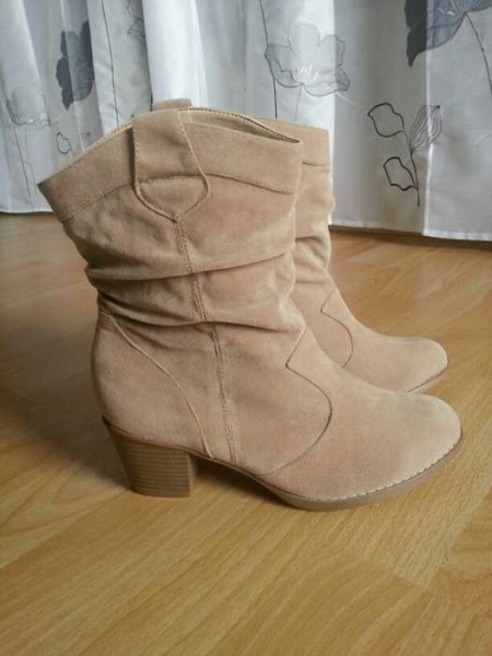 Beigefarbene Stiefel Stiefeletten Cowboy mit Absatz