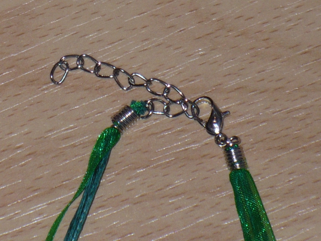 grünes, mehrreihiges Halsband / Kette ungetragen