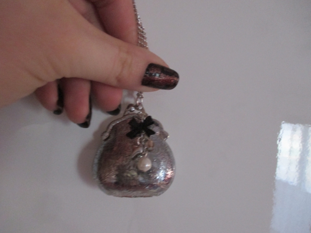 lange Kette silber Tasche und Schleife