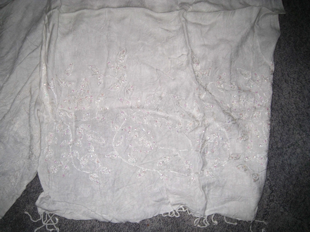 Weißer Schal Stickerein Pailletten