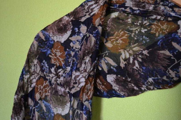 Tuch mit Blumenmuster